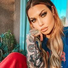 Kari Scull's Instagram, Twitter & Facebook