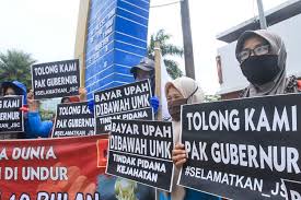 Gaji karyawan jm group palembang / gaji teknisi indofood. 10 Bulan Tak Digaji Ratusan Pegawai Jakabaring Sport City Gelar Aksi Mogok Kerja Halaman All Kompas Com