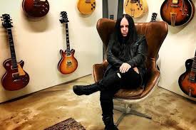 «hay varias cosas que slipknot me pide como baterista, pero no he cambiado los ejercicios que hago habitualmente.incluso cuando terminamos la gira y regresé a la universidad, tenía mi instrumento para practicar. Mhzdy7lqsunrrm