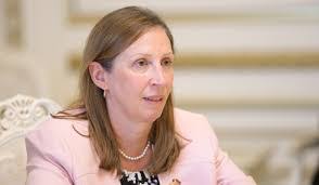 Lynne Tracy's Instagram, Twitter & Facebook