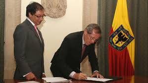 Manuel navarro lleva dos meses sin ver a su hijo fernando.y es que, como futura estrella del tenis, se entrenaba en la academia de juan carlos ferrero, en alicante, cuando se decretó el estado de. Gustavo Petro Se Reunio Con Navarro Wolff Para Hablar De La Coalicion De Centro Izquierda Infobae