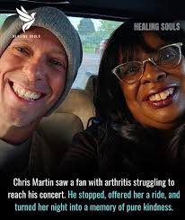 Moment Coldplay's Chris Martin stops concert to get • crowd to 'send love'  to Charlie Kirk's family. He encouraged fans to raise their hands for the  late political activist. #communitybuilding #onlinecommunity #socialmedia