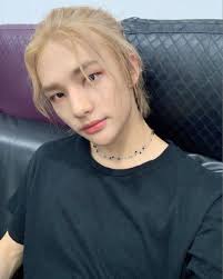 9 Potret Hyunjin Stray Kids Dengan Rambut Gondrong
