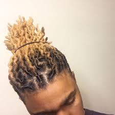 The bun is blonde for a prominent look. Natural Black Guys Rock Haar Styling Naturliche Frisuren Dreadlock Frisuren