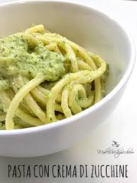 Preparazione della pasta con crema di zucchine e pancetta: Pasta Con Crema Di Zucchine Mollichedizucchero