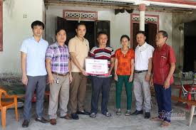 Chụp được ảnh vợ đang ăn uống với người đàn ông khác, gã bay sang đài loan đánh ghen và sau cuộc cãi vã, gã chồng vũ phu của đới lương thuần đã dùng dao và nĩa nhọn tấn công, rạch mặt vợ một cách dã man. Trao 190 Triá»‡u Ä'áº¿n Gia Ä'inh Chá»‹ Thuy Bá»‹ Ung ThÆ° á»Ÿ Ä'ai Loan