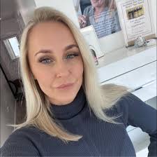 We've been married 10 years today 😮❤️ only right that we go back and visit  the same spot 🙌🏻