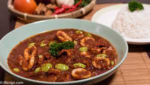 Boleh dikatakan penyediaan mee kari ni agak remeh sebab bahannya memang banyak, termasuk bahan untuk hiasan atau taburan dia atas hidangan, tapi itulah yang menariknya tentang mee kari. Resepi Sambal Tumis Sotong Dan Petai