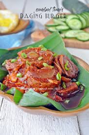 Sambal tumis daging ini juga amat enak bila diletak di dalam lontong. Sambal Tumis Daging Burger Qasey Honey