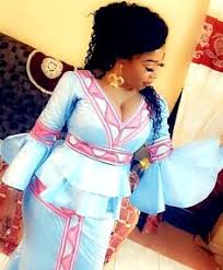 Cette collection bat la concurrence et éblouit a la demande générale de sa clientèle, elle dévoile de nouvelles. 170 Idees De Modele Bazin En 2021 Mode Africaine Tenue Africaine Robe Africaine