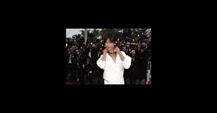 En portant une robe fendue. Cannes 2015 Sophie Marceau Devoile Sa Culotte A La Montee Des Marches Premiere Fr