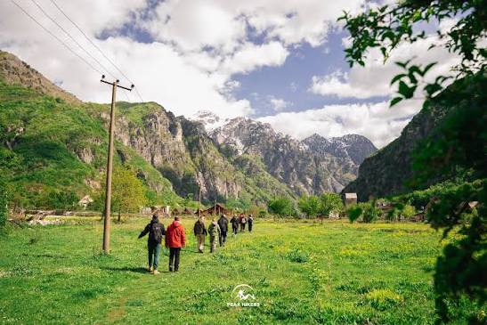 Vjeshta në THETH 2/3/4 TETOR Ju ftojmë të na bashkoheni në një udhëtim të paharrueshëm në zemër të Alpeve Shqiptare! 🌿⛰️ Një eksperiencë për dashamirët e natyrës dhe ecjes, ku së bashku