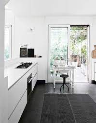 Le choix des clients s'est porté sur une verrière blanche et un sol en carreaux de ciment hexagonal très idée de décoration pour une cuisine design en l fermée et de taille moyenne avec des portes de placard beiges, un îlot central, un sol noir, un. 31 Idees De Sol Noir Cuisine Blanche Cuisine Blanche Cuisine Cuisine Moderne