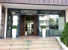 Tout Le Monde A Table Restaurant Toque Blanche Lyonnaise Lyon Vaise Happycurio A Table Table Le Monde
