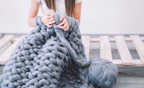 So Strickst Du Dir Eine Kuscheldecke In Nur 45 Minuten Kuscheldecke Stricken Kuscheldecke Und Strickdecke Muster