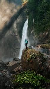 Pada waktu tersebut, posisi matahari yang sudah cukup tinggi akan memantulkan sinar pada air di. Air Terjun Berdebu Port Wajib Pengembara