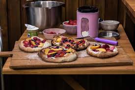 Susse Fruchte Pizza Aus Dem Pizzaofen Antonella S Backblog In 2020 Lebensmittel Essen Pizza Belegen Pizzaofen