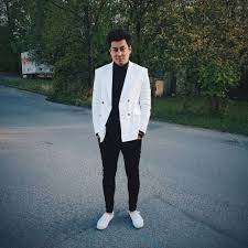 V roce 2014 se šimonem bílým založili kapelu mirai (budoucnost), která se na českém slavíkovi 2017 stala objevem roku. Pin By Gabrielahasova On Mirai Lab Coat Fashion Jackets