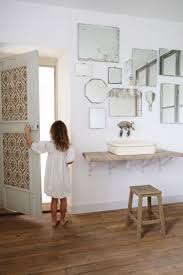 Ambiance Maison De Famille Dans Cette Salle De Bains Qui Concentre Les Codes De L Ancien Maison Paris Idee Salle De Bain Mur De Miroirs