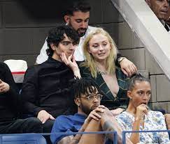 3 027 080 tykkäystä · 16 289 puhuu tästä. Joe Jonas Sophie Turner Details Zur Hochzeit Enthullt Promiflash De