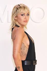 Select from premium miley cyrus tattoos of the highest quality. News Im Video Vom Tattoostudio Ins Spa Miley Cyrus Zeigt Neues Tattoo Gala De