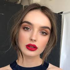 Red Lip And Neutral Eye Holiday Makeup Looks Hair Makeup Smoky Eyeshadow