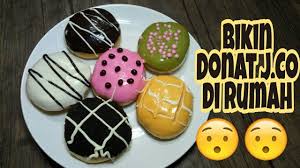 250 gram terigu komachi 30 gram gula 4 gram garam 3 gram ragi instan 1/4 butir pala bubuk (optional, boleh dilewati) 15 gram. Donat J Co Ala Rumahan Mudah Dan Ekonomis Cocok Untuk Yg Ingin Berjualan Donat Youtube