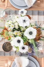 A Rustic Modern Thanksgiving Table Setting Sugar And Charm In 2020 Thanksgiving Table Settings Modern Thanksgiving Table Settings Modern Thanksgiving Table