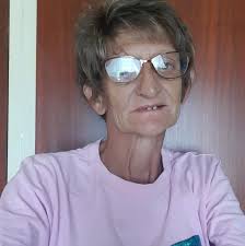 Ek sê ja vir alles omdat ek nie mense se gevoelens wil seermaak of hulle  wil teleurstel nie. Die gevolg is dat mense oor my loop. Opinies tel vir  my. Van buite