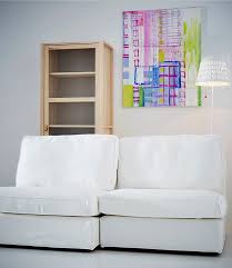 Ikea Deutschland Ein Grafikgemalde Hangt Uber Einem Weissen Sofa Darauf Kissen U A Mit Sanela Kissenbezug In Hellturk Ikea Wohnzimmer Ikea Zuhause Ikea Deko