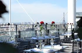 La samaʁitɛn) is a large department store in paris, france, located in the first arrondissement. Tisch Mit Aussicht In Paris Fremdenverkehrsamt Paris