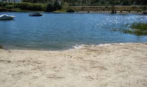 Praias fluviais aproveitando os leitos dos rios, riachos e pequenos afluentes, as praias fluviais portuguesas são muito mais do que um sítio para apanhar sol, relaxar, brincar e divertir, são. Praia Fluvial Montargil Outdoor Outdoor Decor Water