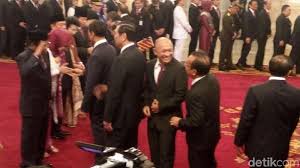 Setelah diumumkan, menteri kabinet baru jokowi ini akan dilantik di istana negara dengan jadwal direncanakan pukul 10.30 wib. Usai Pelantikan Jokowi Jk Beri Selamat Ke Menteri Baru
