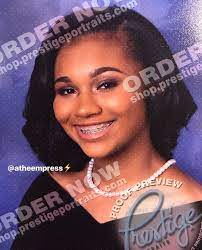 Like What You See Follow Me Pin Iijasminnii Give Me More Board Ideass Senior Portraits Girl Senior Pictures Hairstyles Senior Picture Makeup
