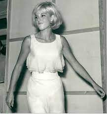 Born In Iskretz Sofia Bulgaria On August 15 1944 A Retrospective Look At The Life Of Sylvie Really Pretty Girl Mad Men Hair Vintage Hairstyles