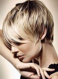 This neat and cute short hairstyle is nice with side parted fringes. Heavy Front Option To Tuck Length Around Ear Very Short Hair Pretty Short Hair Hair Styles 2014