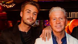 ,,in amsterdam leg je op donderdag je vuilnis op straat, zodat het op vrijdagochtend wordt weggehaald. Dries Roelvink Hoopt Op Kookprogramma Met Zoon Dave