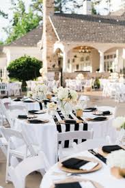 Sie hatte noch ein rotes tuch also wir waren im sommer auf 2 hochzeiten, eine hochzeit war im allgäu und die andere im. 47 Elegante Hochzeitstische In Schwarz Weiss Arrangiert Hochzeitstisch Weisse Party Weisse Hochzeit