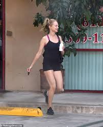 As a gold's gym fitness. Heather Graham 50 Keeps Her Fabulous Body In Shape Daily Mail Online