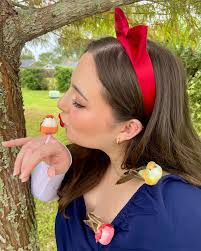 Snow White and her little deer 🦌💋🕊️🪞🍎✨ Happy Halloween 👻