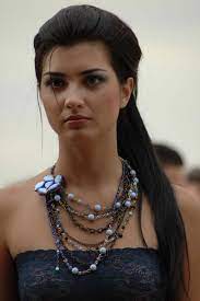 Makyajsız ve salaş haliyle dikkat çeken oyuncu. Tuba Buyukustun Un Eski Halleri Attrice Viso Corpo