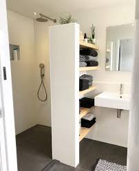 Petite Salle De Bains Astuces Astucieuses Qui Donnent A La Salle De Bain Un Aspect Plus Grand Idee Salle De Bain Amenagement Salle De Bain Amenager Petite Salle De Bain