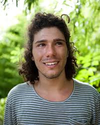 Io mi sento un ragazzo autistico fortunato, riconosciuto e accettato. Tutti  devono sapere che io oggi sono felice di chi sono e infelice di cosa vedo.  Sono isolati i pazzi, brutti muti