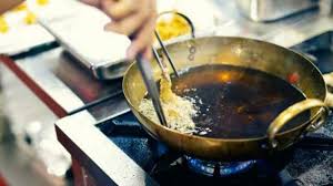 Kitchen Tips: ২ মিনিটেই পরিষ্কার হবে পোড়া তেল, 'সিক্রেট' জানালেন  মা-কাকিমারা - How to reuse leftover oil after frying fritters know this  useful tips sum