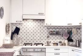 Fliesenspiegel in der küche mit hellen wandfliesen. Wande Im Landhausstil Deko Farbe Material Ideen Tipps