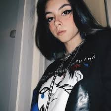 Dora Cantor's Instagram, Twitter & Facebook