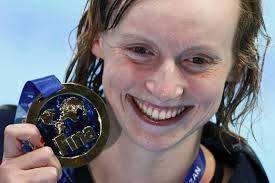 Quem é a nadadora de 18 anos que impôs 1ª derrota para Ledecky