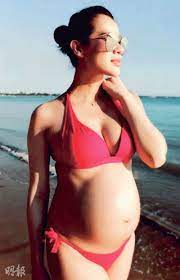 「胡說八道會」5位好姊妹胡杏兒﹑胡定欣﹑姚子羚﹑胡蓓蔚（ 豹嫂 ）和李施嬅，近日飛抵馬爾代夫度假，面對海天一色的風景，心情都特別靚，連日來她們均在社交網分享不少旅行相片。 昨日（1日）一班好姊妹出發看海豚前，就在泳池嘆早餐，見她們身穿性感泳衣，展現傲人身材， 杏兒與豹嫂. èƒ¡æå…'æ˜¨æ—¥ä¸Šè¼‰åœ¨æ¾³æ´²ä¹‹æ—…æ‹ä¸‹çš„å¤§è‚šæ³³è¡£ç…§ ç¶²ä¸Šåœ–ç‰‡ æ˜Žå'¨å¨›æ¨‚