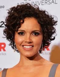 Chicas Con Rizos 13 Curly Haired Celebs We Love Curly Hair Styles Curly Hair Styles Naturally Short Curly Haircuts