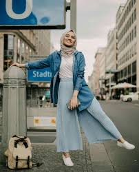 Jokowi mengenakan setelan jas warna biru dongker dengan dalaman kemeja putih tampak khusuk berdoa. 7 Casual Hijab Style Ini Bisa Jadi Inspirasi Gayamu Saat Kumpul Bareng Teman Hingga Berangkat Ke Kantor